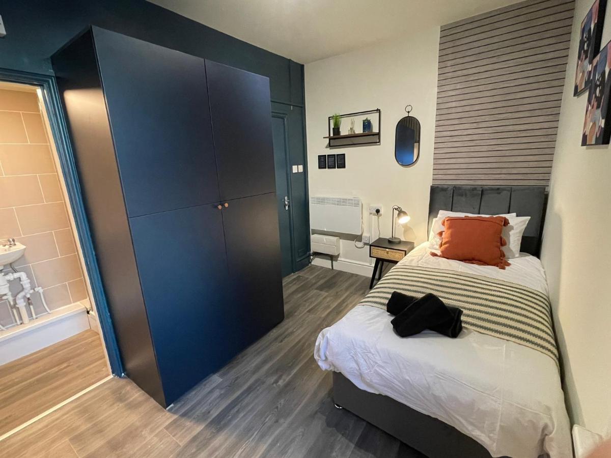 Deluxe Centrally Located In Apartment *